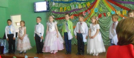 "Джерельце" проводжало  до школи своїх маленьких випускників..."